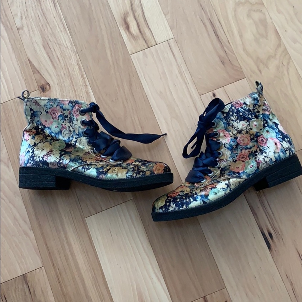 Never worn Dirty Laundry velvet boots